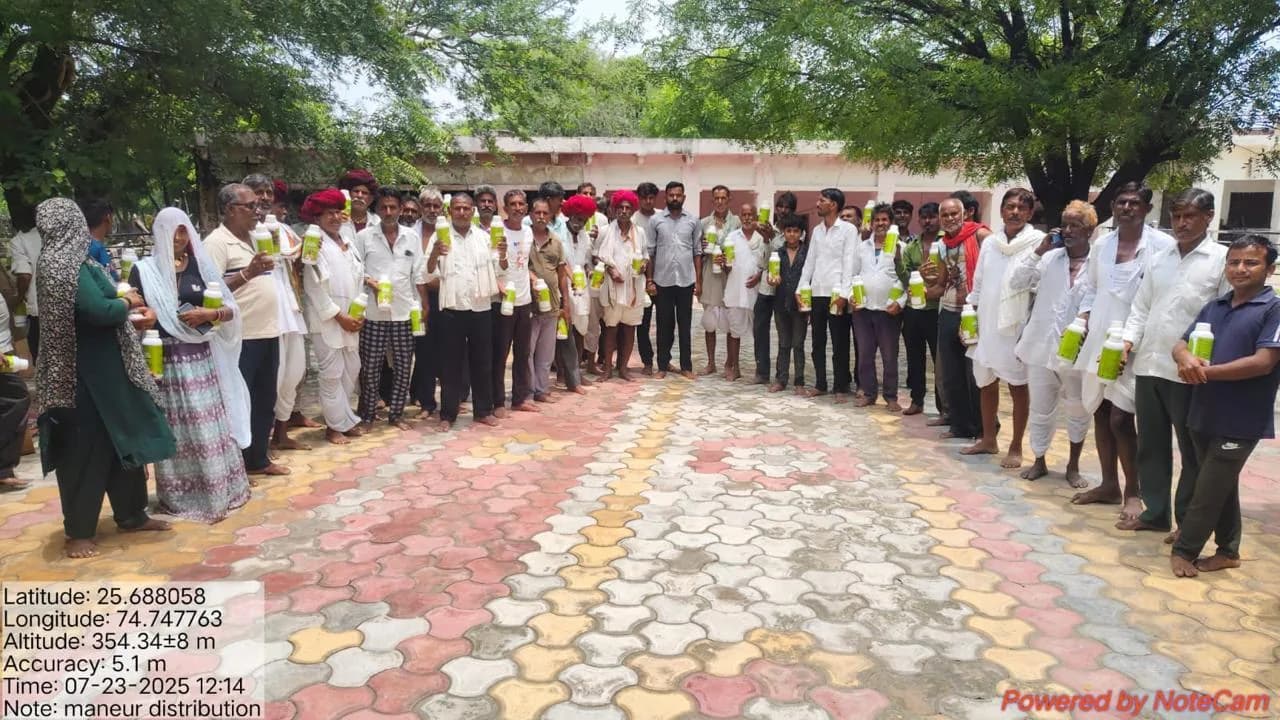 Organic manure distributed to a large group of farmers
